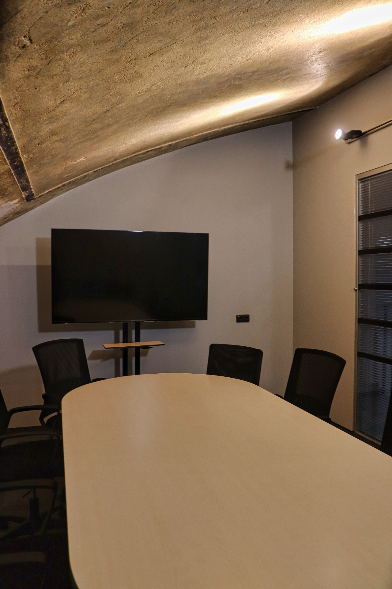 Meeting Room 1 — stůl s obrazovkou