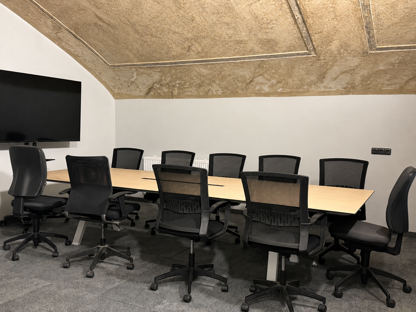 Meeting Room 2 — jednací stůl s LED obrazovkou