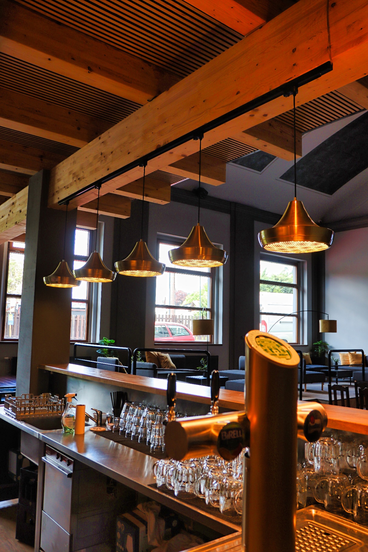 Bar v sále — pivní výčep s designovými lustry