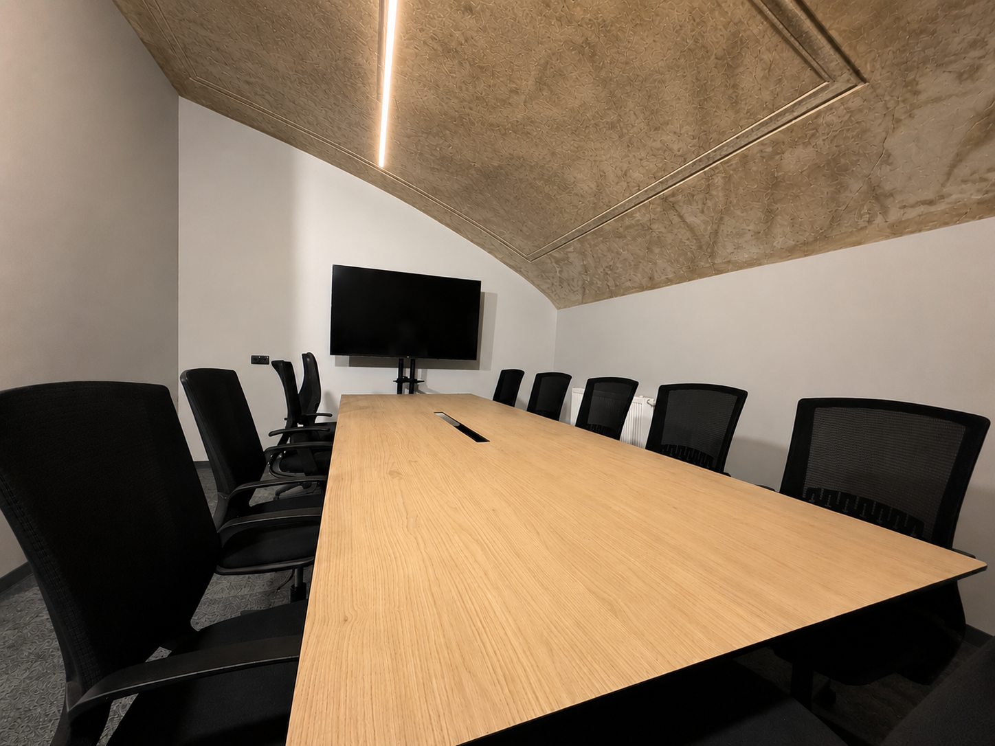 Meeting Room 2 — pohled na stůl a obrazovku