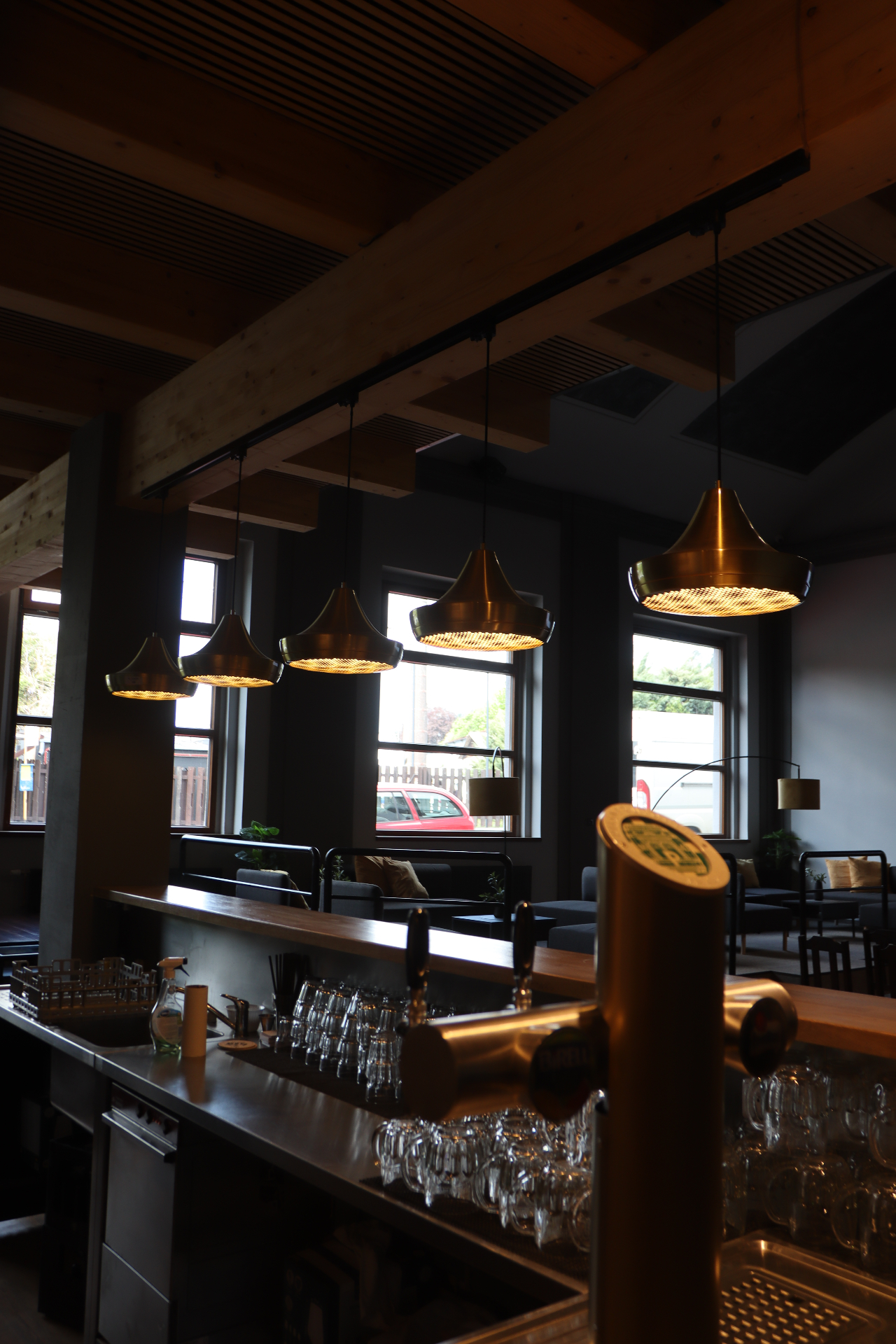Hlavní bar s tankovým Gambrinusem a designovým osvětlením