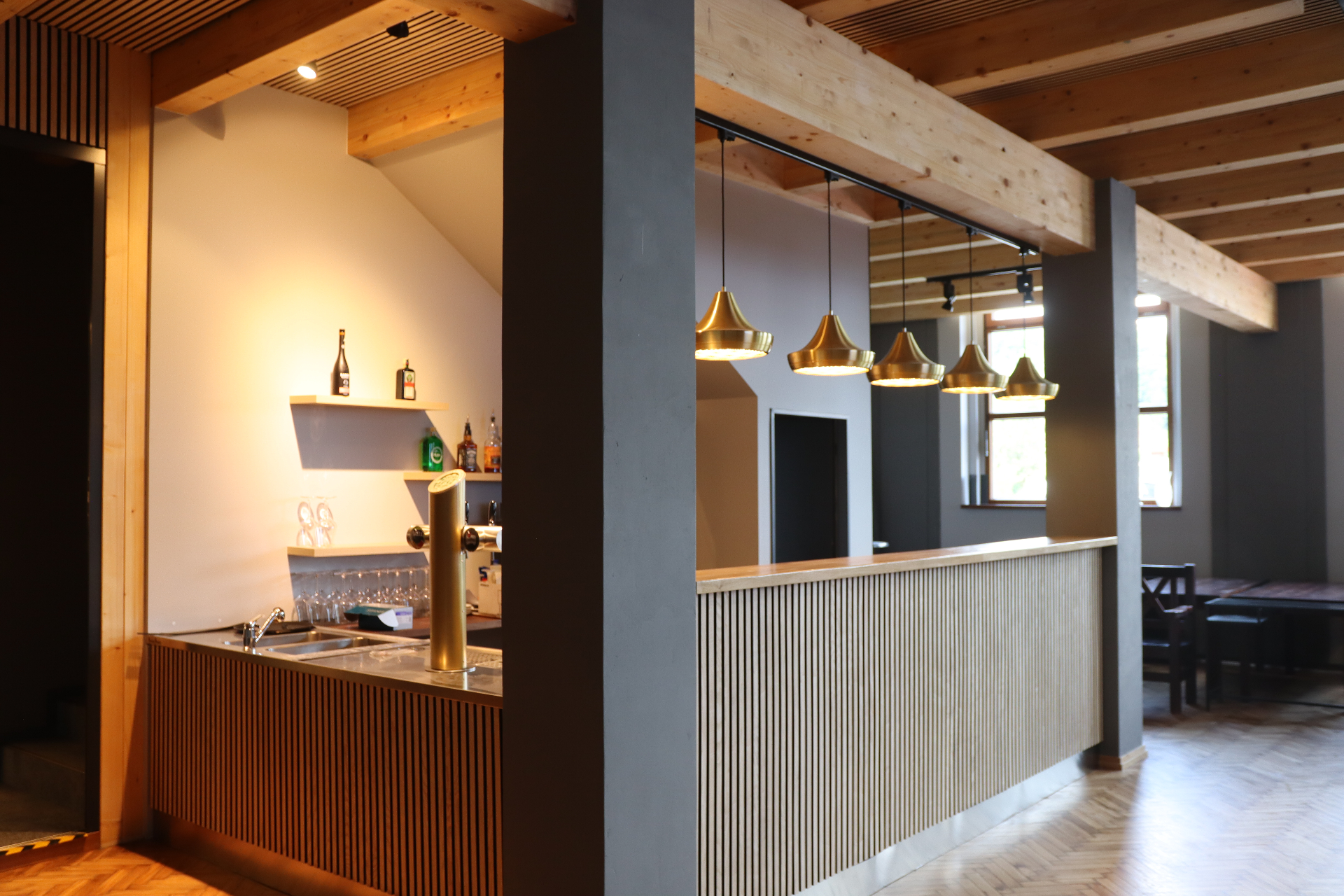 Druhý bar v salonku